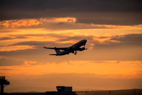 Silhueta do avião ao pôr-do-sol — Fotografia de Stock