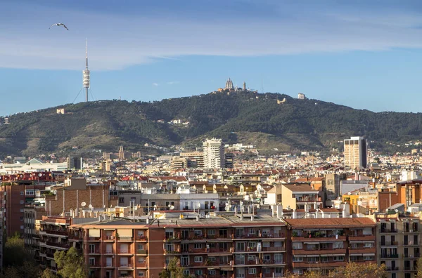 Monte Tibidabo e torre de televisão Collserola em Barcelona — Fotografia de Stock