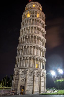 Pisa Leaning Tower gece, İtalya