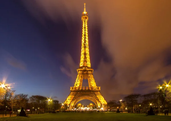 埃菲尔铁塔在晚上在巴黎，法国 — 图库照片