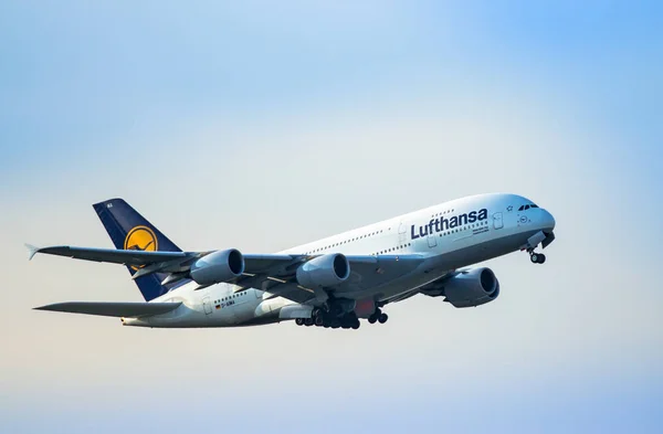 Airplane taking off — Stock Photo, Image