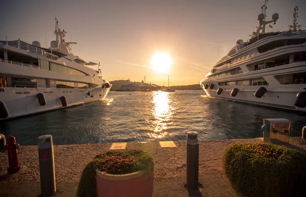 Luxuosos e ricos iates atracados num porto de Porto Cervo — Fotografia de Stock