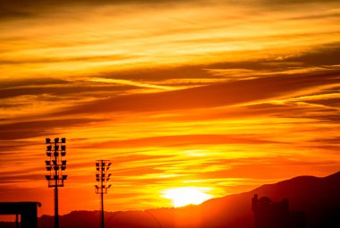 bulutlu gün batımı