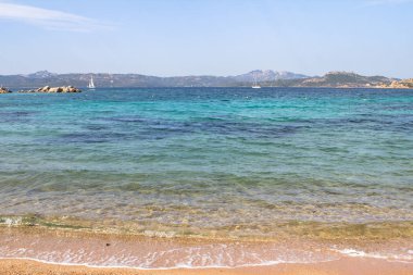 Güzel sahilde Sardunya Adası, İtalya