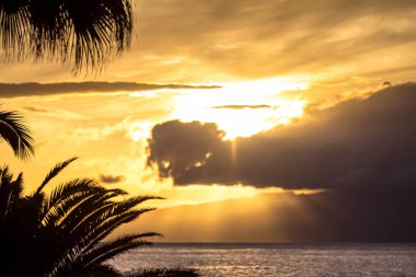 Denizin üzerinde gün batımı 