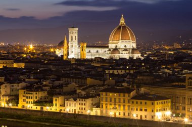 Basilica di Santa Maria del Fiore gece, İtalya Floransa'da