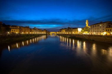Ponte Vecchio alacakaranlıkta, Florence, İtalya