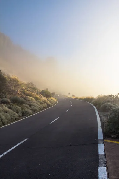 Brouillard sur la route de montagne — Photo