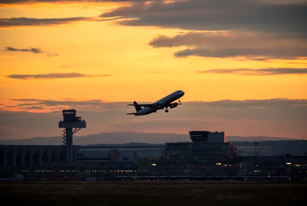 Flugzeug hebt ab — Stockfoto