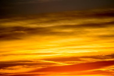 bulutlu gün batımı