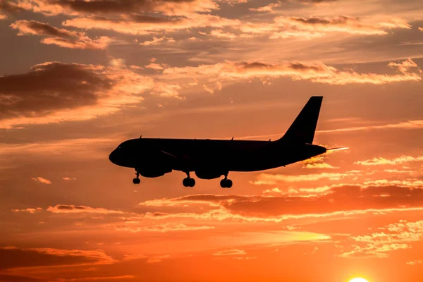 Samolot lądujący o zachodzie słońca — Zdjęcie stockowe