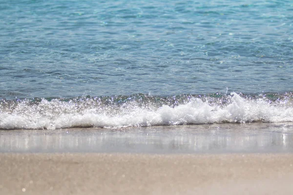 A espuma do mar borbulhante e areia na praia — Fotografia de Stock