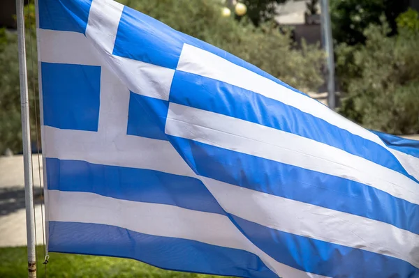 Macha grecką banderą — Zdjęcie stockowe