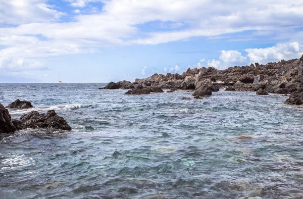 Vista de una costa rocosa — Foto de Stock