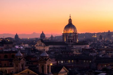 Roma Panorama görünümünü batımında St Peter Cathedral