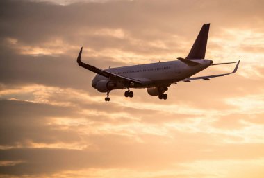 Gün batımında uçak inecek.