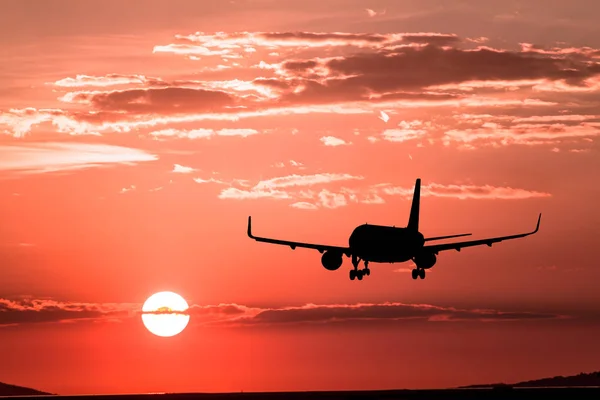 Atterraggio aereo al tramonto — Foto Stock