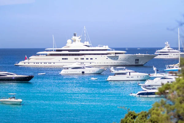 Yacht di lusso nella baia di Porto Massimo nell'Isola di Sardegna — Foto Stock