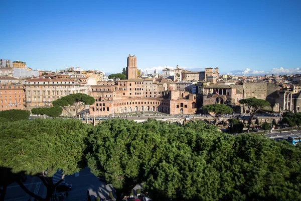 Trajan 's Market and Torre delle Milizie in Rome, Italy — стоковое фото