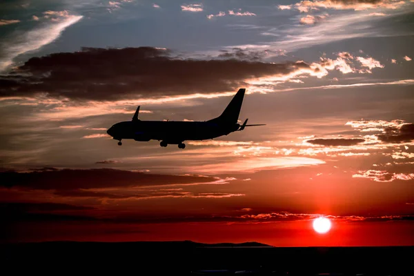 日落时降落的飞机 — 图库照片