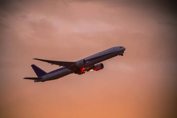 Avión despegando —  Fotos de Stock