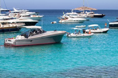Sardunya Adası, İtalya, Porto Massimo Koyu'nda Lüks Yatlar