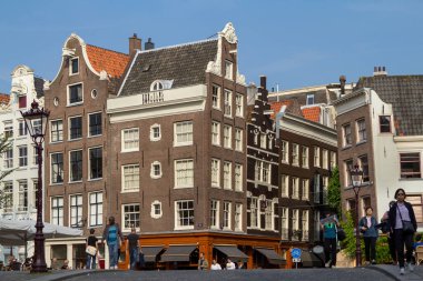 Amsterdam 'da geleneksel eski binalar