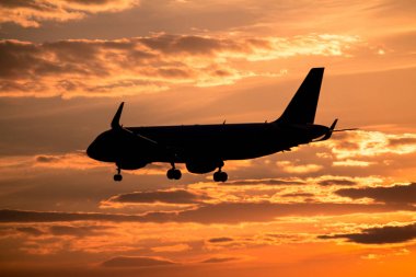 Gün batımında uçak inecek.