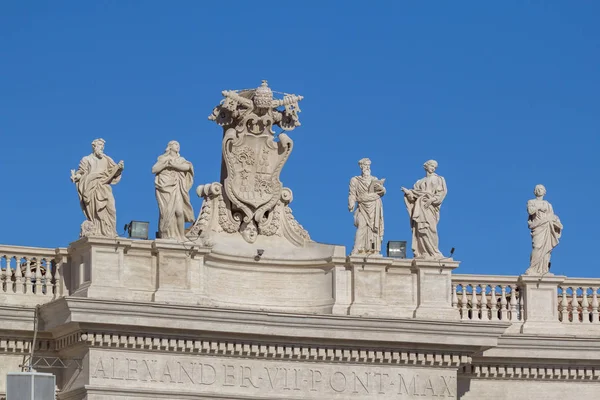 Statues sur la cathédrale Saint-Pierre à Rome — Photo