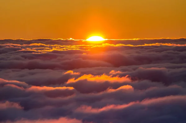 Matahari terbenam di atas awan — Stok Foto