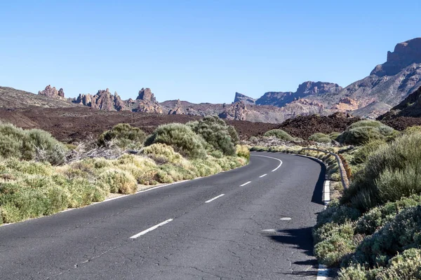 Rochers de lave et route vers le volcan Teide sur Tenerife — Photo