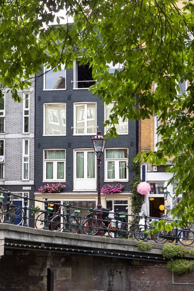 Традиционные старинные здания Амстердама — стоковое фото