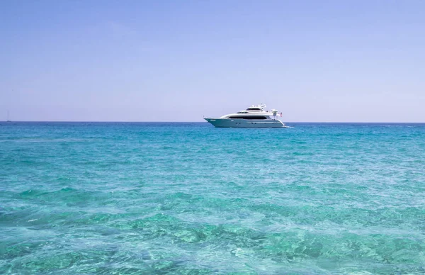 Luxury yacht in the sea — Stock Photo, Image