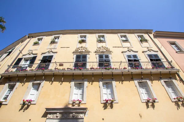 Krásné staré fasády domu v Itálii — Stock fotografie