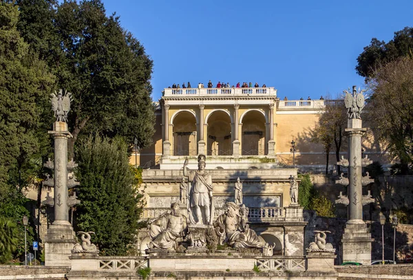 Heykel ve Piazza del Popolo Roma Çeşmesi