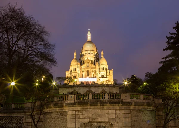 Bazylika Sacre Coeur w dzielnicy Montmartre w Paryżu — Zdjęcie stockowe
