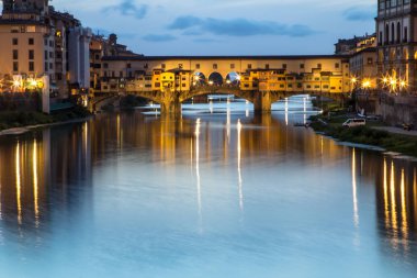 Ponte Vecchio alacakaranlıkta, Florence, İtalya