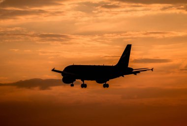 Gün batımında uçak inecek.