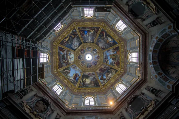 Die freskenverzierte Kuppel in der medici-Kapelle, florenz, italien — Stockfoto