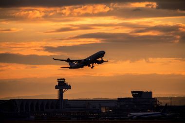 Gün batımında uçak silueti