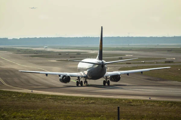 Flygplan på banan — Stockfoto