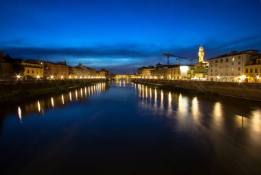 Ponte Vecchio alacakaranlıkta, Florence, İtalya