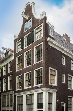Amsterdam 'da geleneksel eski binalar