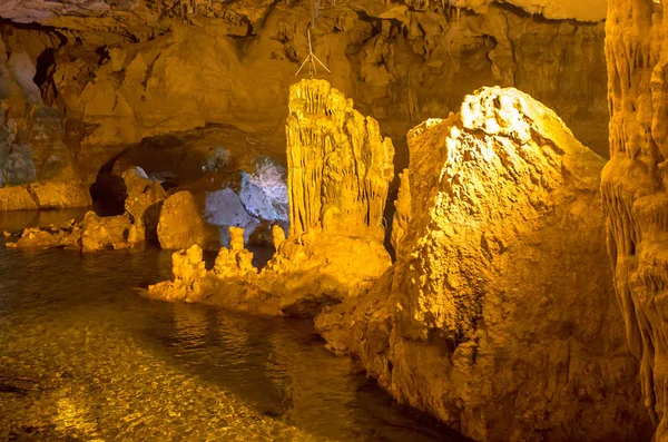 Vista panorámica de la cueva de Neptuno. Cerdeña. Italia —  Fotos de Stock