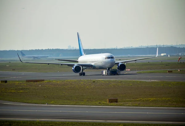 Flugzeug auf der Landebahn — Stockfoto