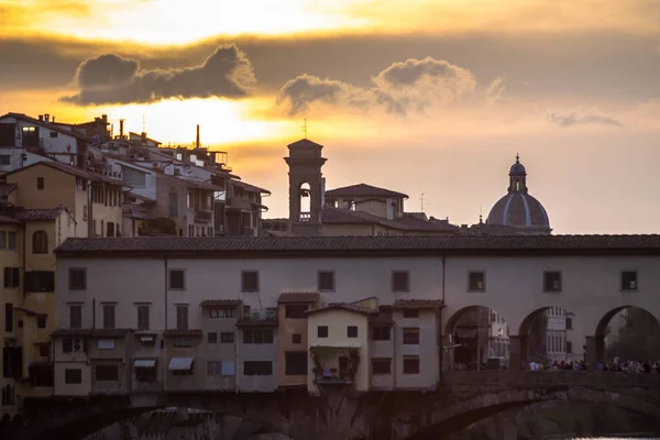 Ponte Vecchio görünümünü gün batımında, Florence, İtalya — Stok fotoğraf