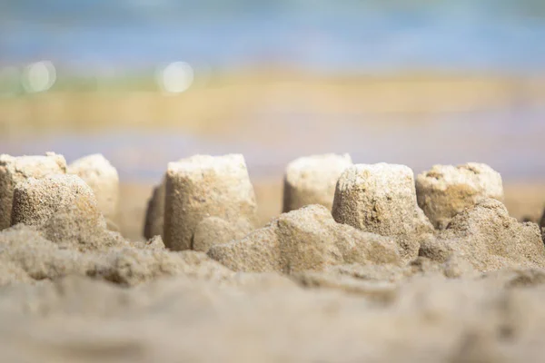 Ένα χτίσμα στην άμμο σε μια αμμώδη παραλία — Φωτογραφία Αρχείου