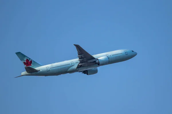 Airplane taking off — Stock Photo, Image