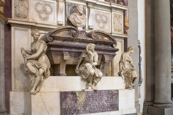 Graven av den italienska skulptören, målare, arkitekt, poet — Stockfoto