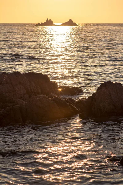 Beau coucher de soleil sur le bord de mer rocheux — Photo